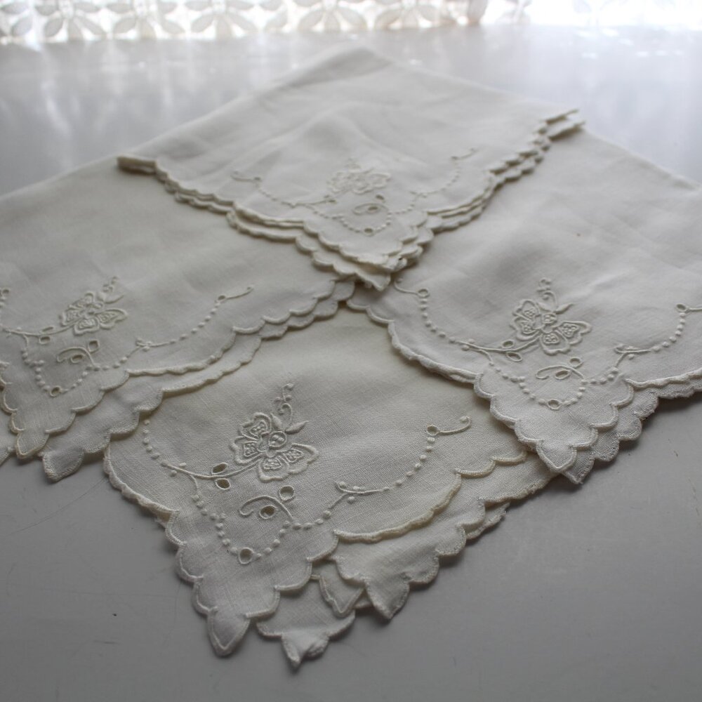 Set of 4 Cloth Linen Off White Embroidered Scalloped Edge Napkins